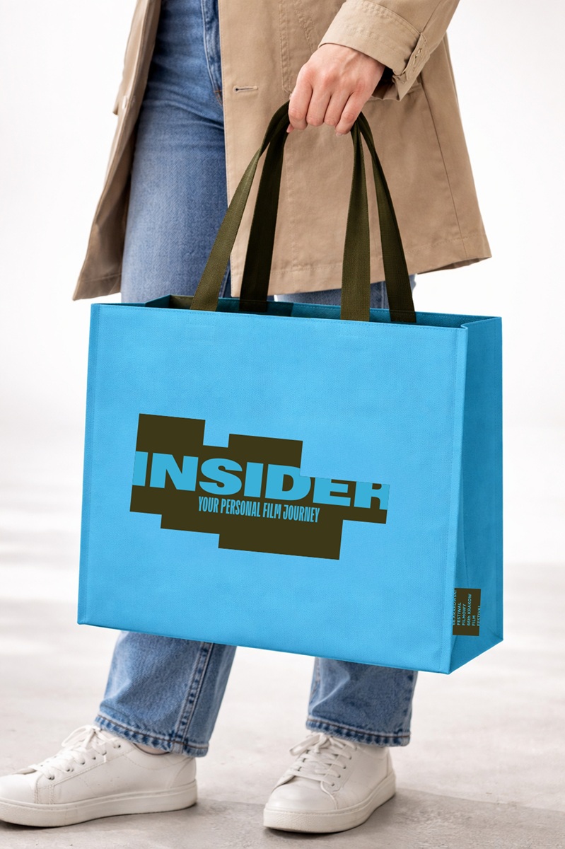 Wizualizacja przedstawiająca osobę trzymającą błękitną torbę KFF z napisem Insider i hasłem KFF: